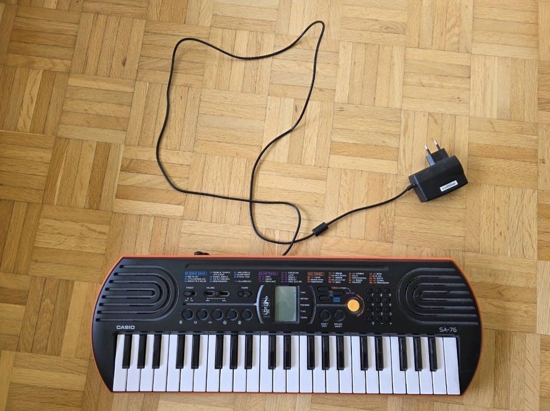 Casio Strumenti musicali: Casio SA-76 Keyboard mit Netzteil guter Zustand – Usato da Berikon venduto da Herrmueller12