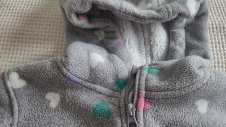 Veste polaire KidsJ gris motif coeurs taille 140