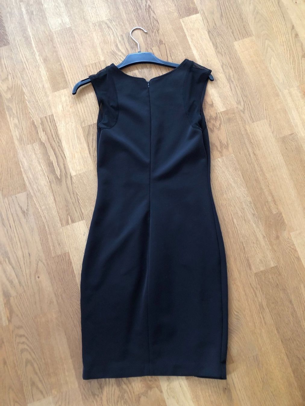 Guess Vestiti: Etuitkleid "kleines Schwarzes" von Guess Grösse S – Usato da Weissbad venduto da Studently 1