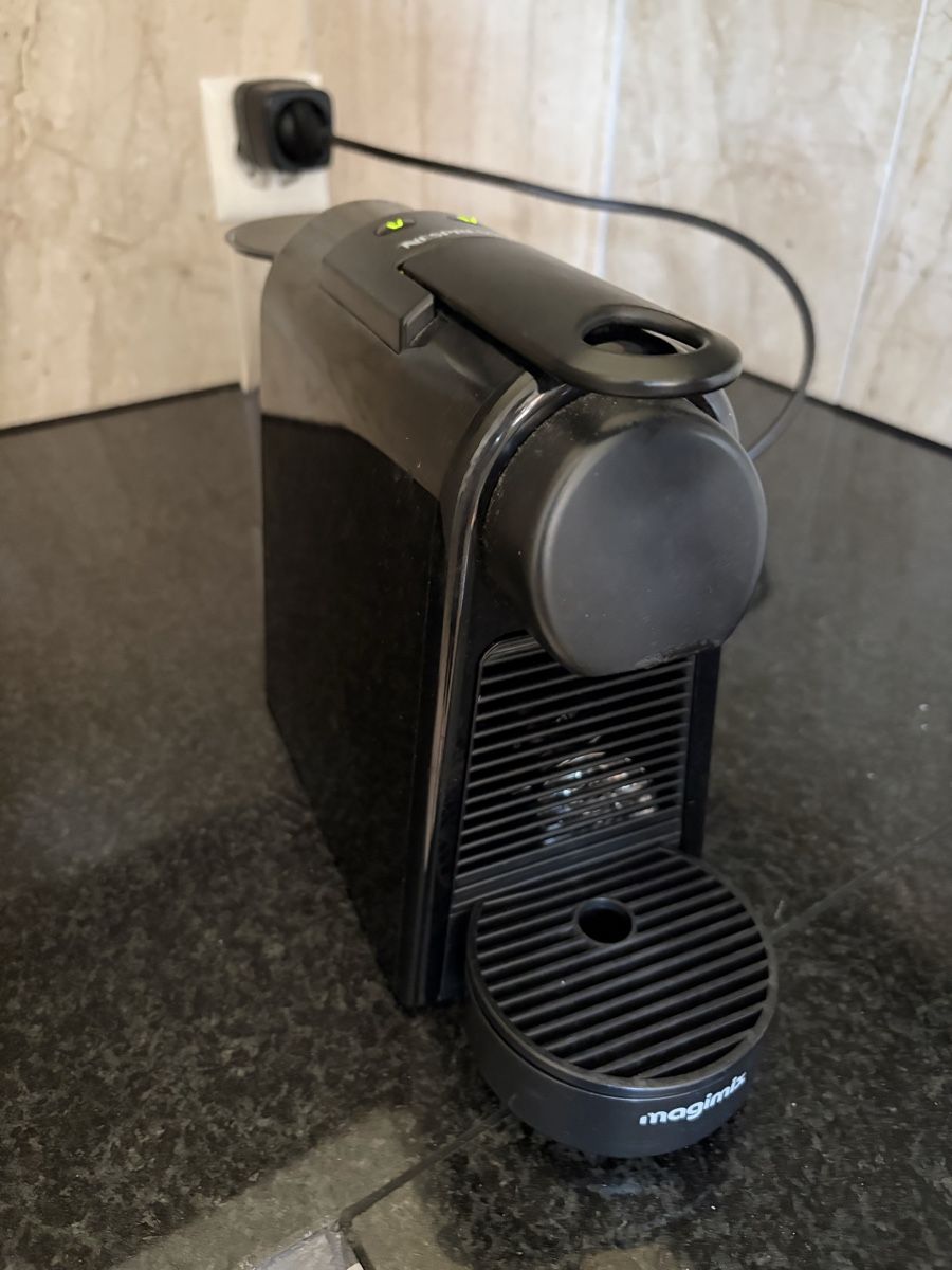Nespresso Machines à café & Machines à expresso: Nespresso Magimix Coffee Machine Black Good Condition – D'occasion à Regensdorf par WetTowel42