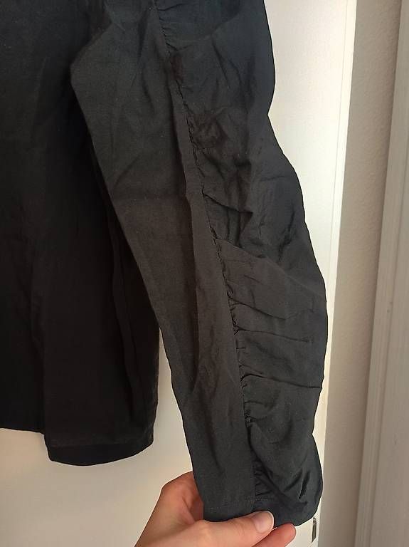 Cos Blusen: Cos schwarze Bluse mit Details – Gebraucht aus Zürich von Melianea 1