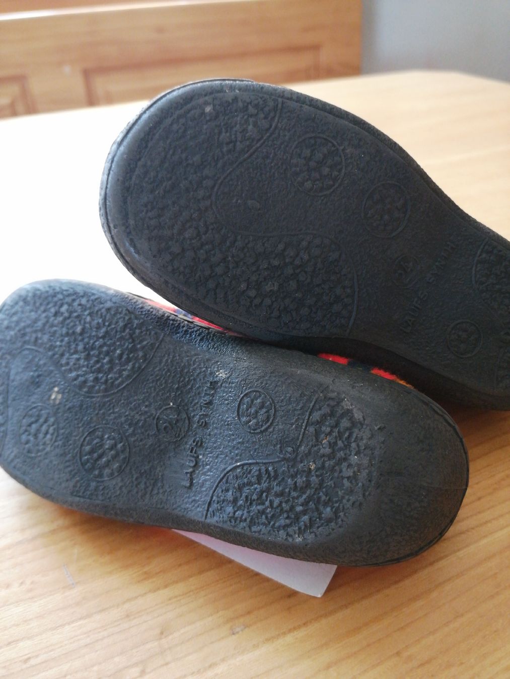 Scarpe per ragazzi: Hausschuhe Grösse 24 – Usato da Schwellbrunn venduto da Chnobli13 2