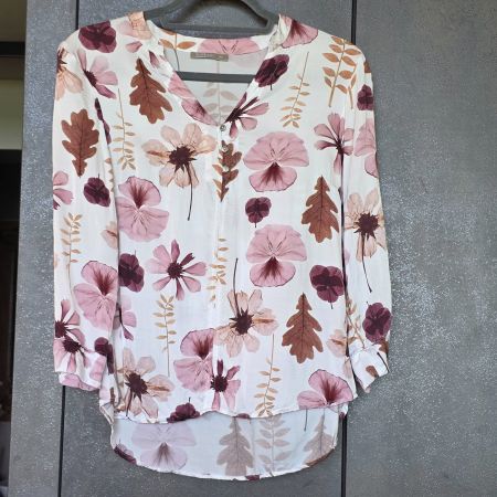 🐸 NILE BLUSE S MIT KLEINEN LÖCHLI