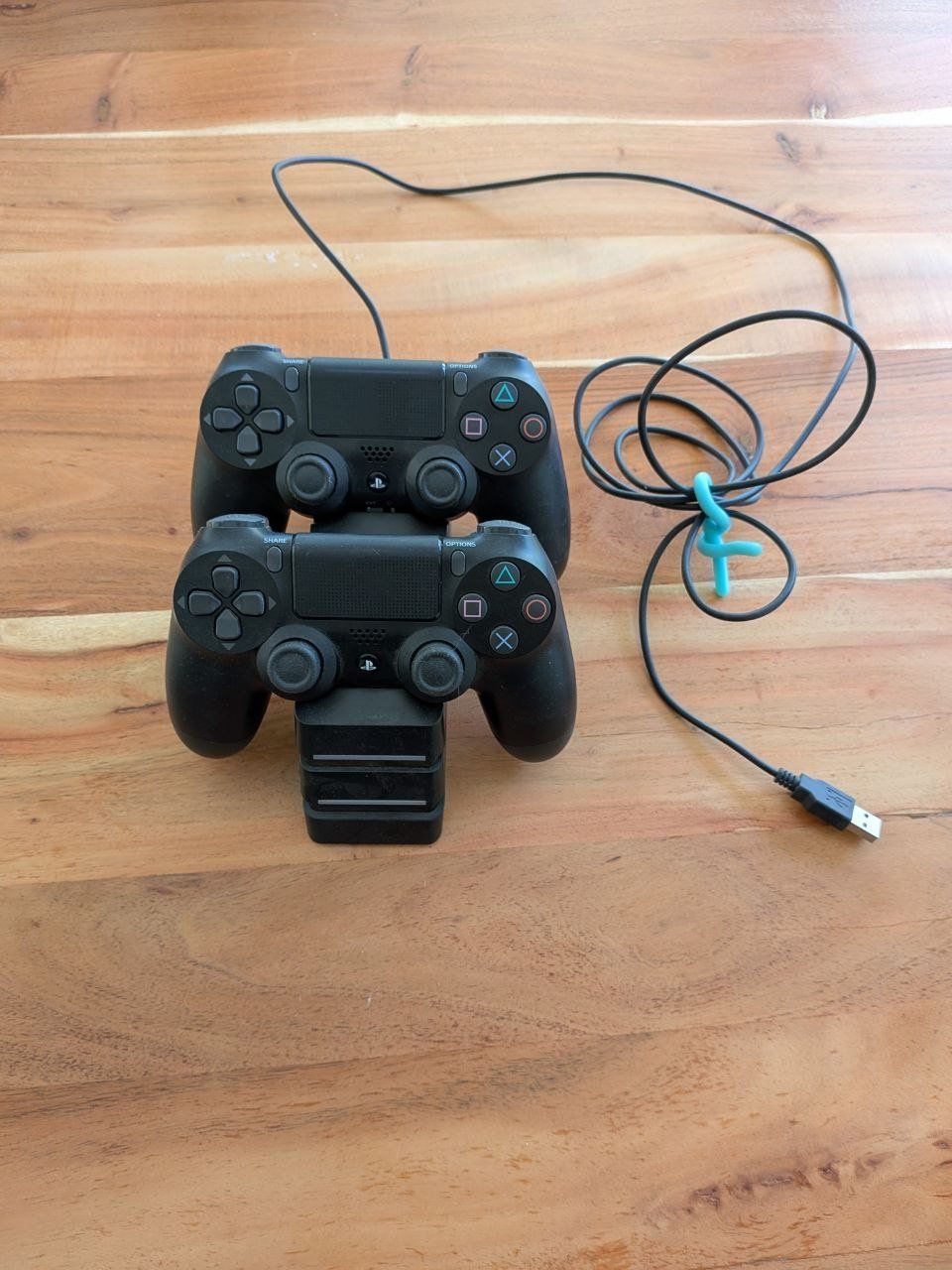 Manettes: PlayStation 4 Controller (DualShock 4) + Ladestation – D'occasion à Adliswil par matteor.greco 1