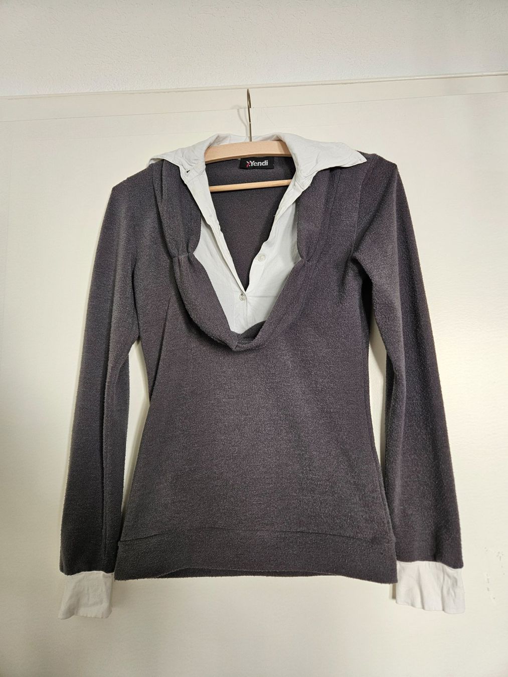 Tops: Langarm-Oberteil grau mit Fake-weisser Bluse Gr.S/M – Gebraucht aus Schaffhausen von sabrina915 1