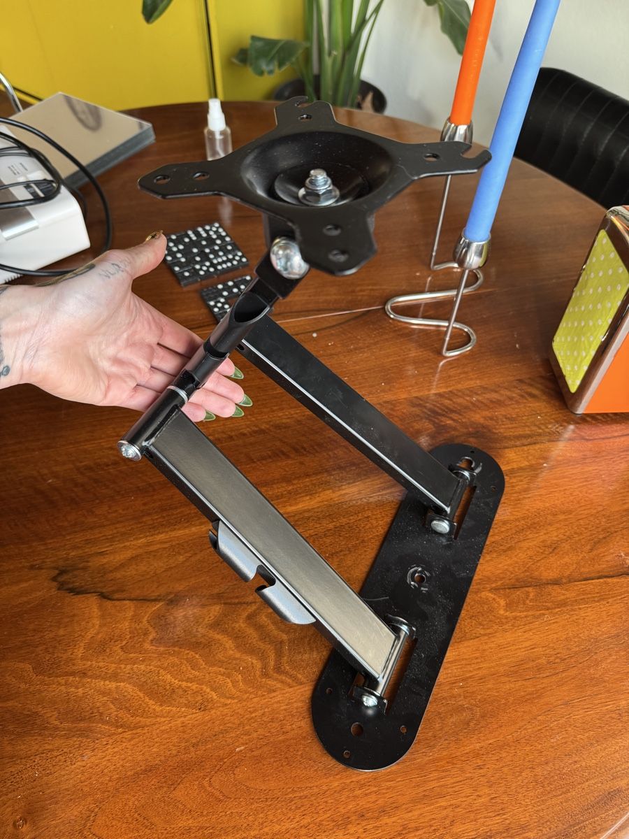 Staffa per monitor: Adjustable Monitor/TV Arm – Usato da Effretikon venduto da expiredrice 1
