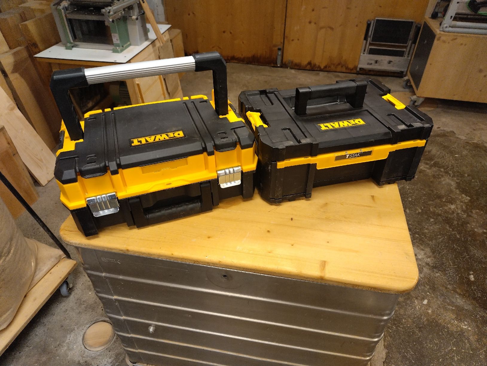 Dewalt Alle Werkzeuge: DeWalt Werkzeugkasten stapelbar 2teilig – Gebraucht aus Buchackern von flubua 4