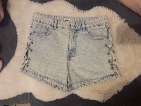 Jeansshorts Damen Grösse M / L im Used Look mit Kette