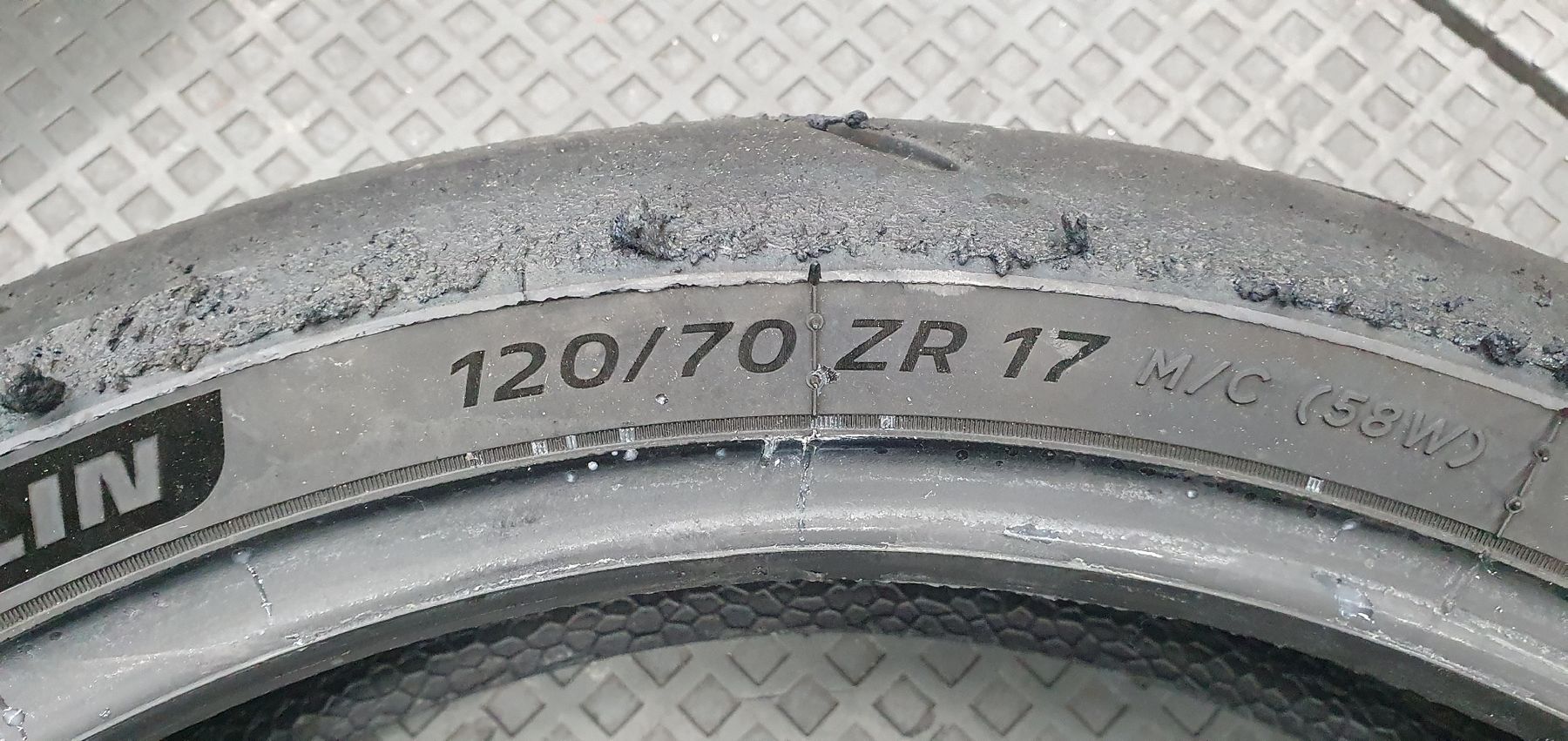 Michelin Tutti i ricambio per moto: Michelin Power GP2 - Angefahren – Usato da Rudolfstetten venduto da Nomad90 3