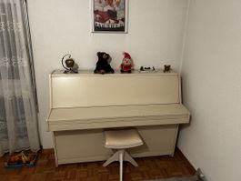 Klavier in Creme mit passendem Hocker gebrauchter Zustand