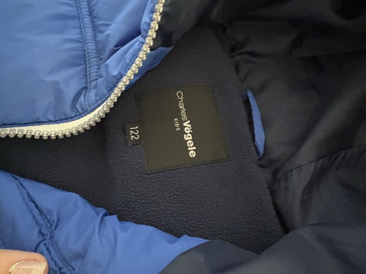 Altro abbigliamento per bambino: Weste blau mit Kapuze Grösse 122  – Usato da Tägerig venduto da Jazz_87 2