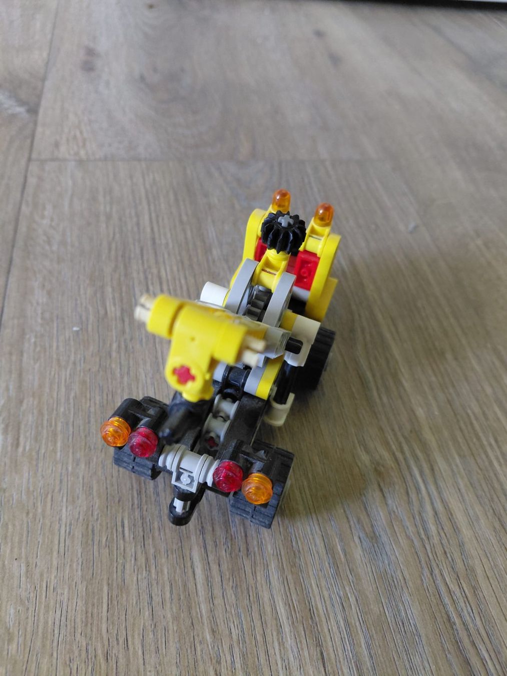 Lego Giocattoli: LEGO Technic 42031 — La camionnette élévatrice – Usato da Eschert venduto da elleajis 7