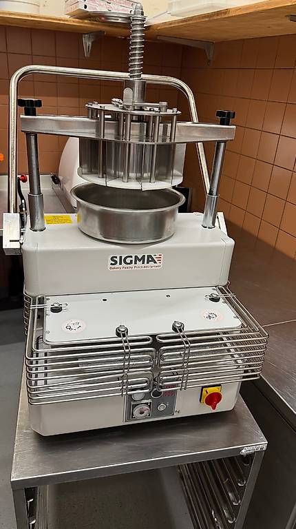 Elettrodomestici da cucina: Pizza  Teigteil & Rundmaschine – Usato da Rickenbach SZ venduto da Sproni