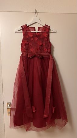 Rotes Festtagskleid mit Blumenapplikationen, Grösse 134-140