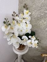 goldige vase mit kunstorchideen 