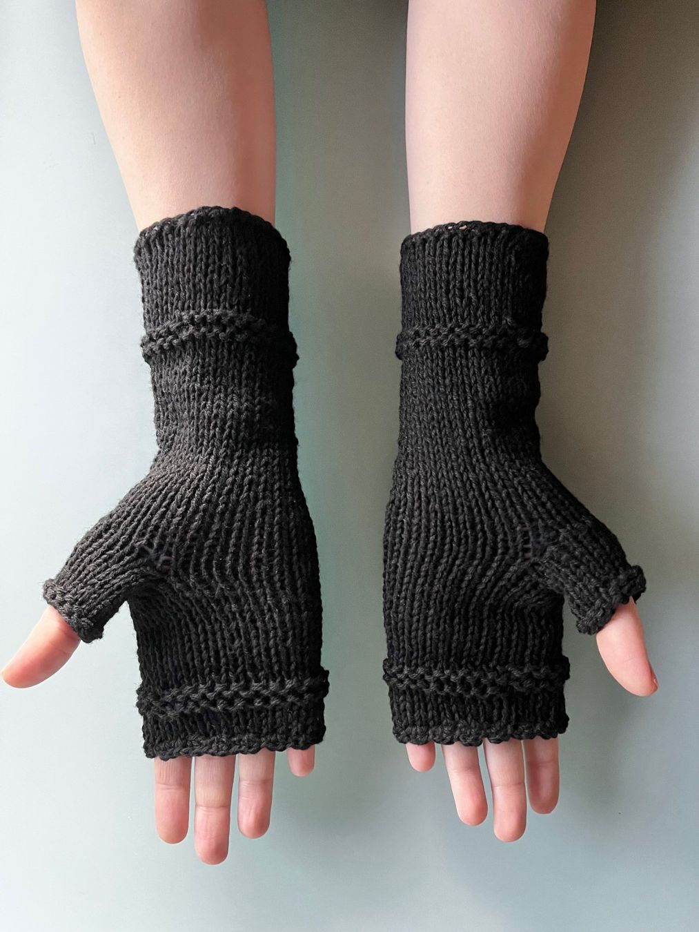 Handschuhe & Handstulpen: Handgestrickte Pulswärmer, schwarz mit Daumen – Neu (gemäss Beschreibung) aus Laufen von flowerfan 2