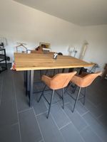 Holztisch mit 4 hochstühlen