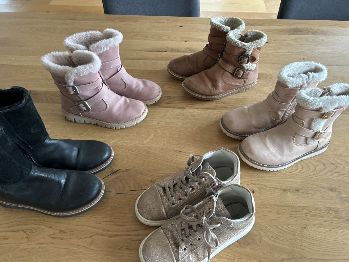 Lotti & Set di vestiti: Kinderschuhe Set Gr. 30 – Usato da Rothrist venduto da Nadjane