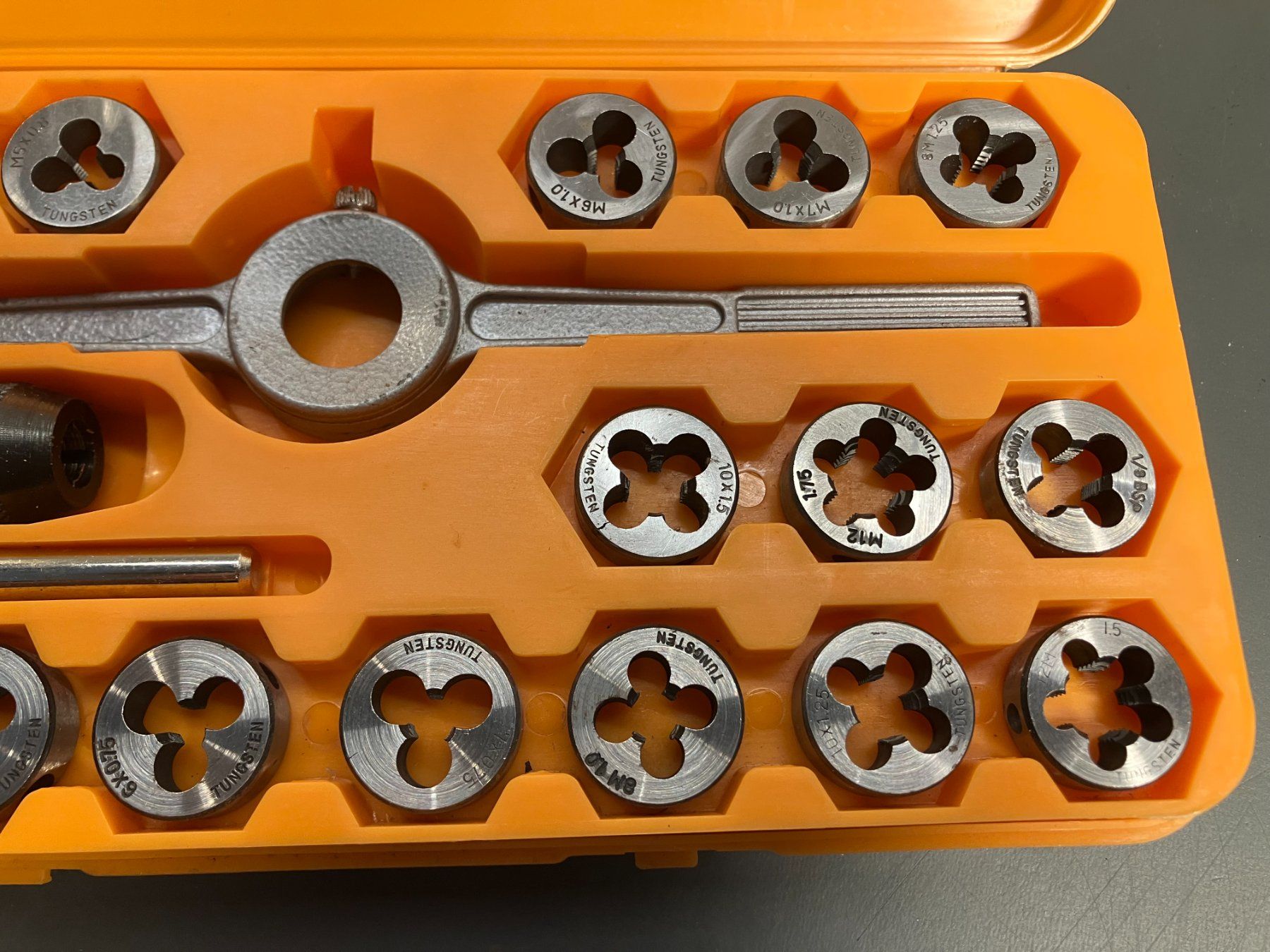 Alle Werkzeuge: 40-teiliges Gewindeschneide Set / Wolframstahl ab 1.- – Gebraucht aus Lichtensteig von Buy24International 2