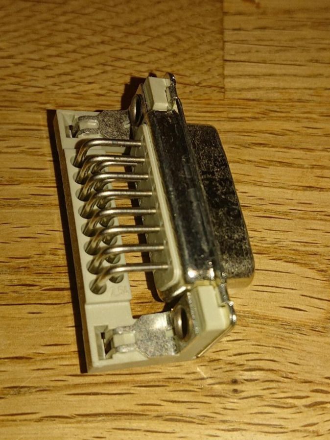 Componenti elettronici: D-Sub-Stecker 15-pol. 90° - 23192 von Erni – Nuovo (secondo la descrizione) da Grenchen venduto da Zombiepolizist