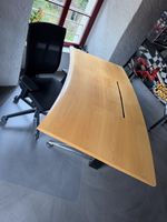 Schreibtisch mit Bürostuhl