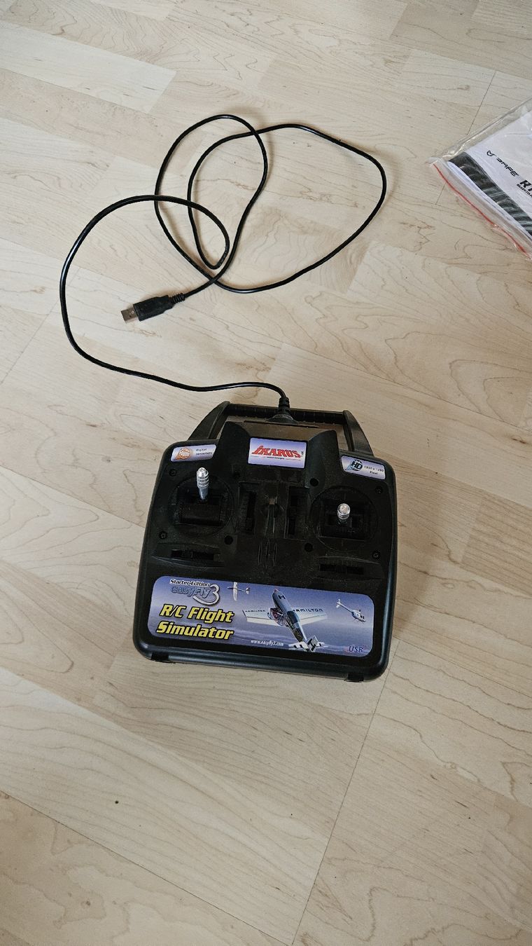 Telecomandi: Télécommande EasyFly 3 RC simulator – Usato da Rennaz venduto da LorianWeber