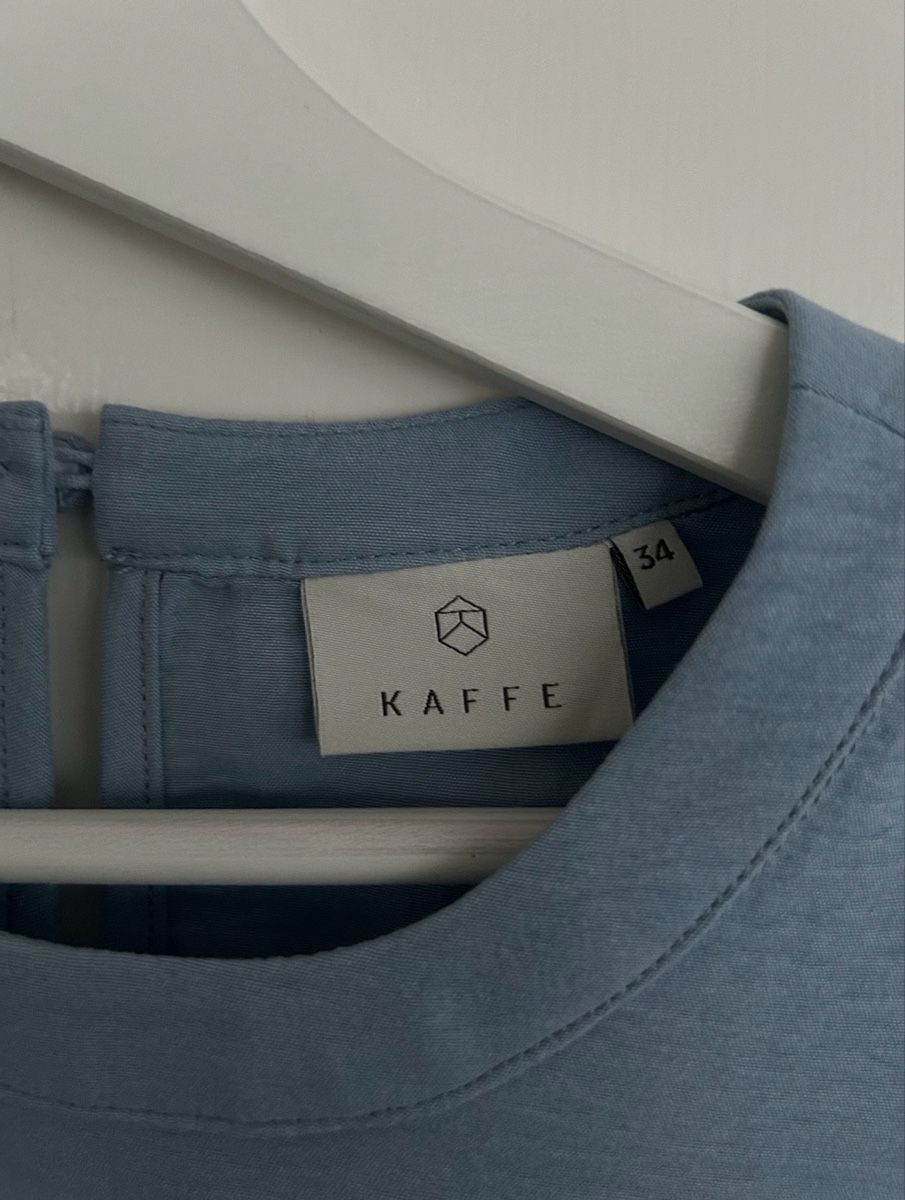 Camicette: Bluse hellblau Gr. 34 Kaffe, Rüschenärmel, leicht texturell  – Usato da Appenzell venduto da wep 1