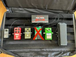 State-of-the-Art Guitar Pedalboard with Power Supply