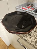 5 Schwarze Essteller mit orange Rand