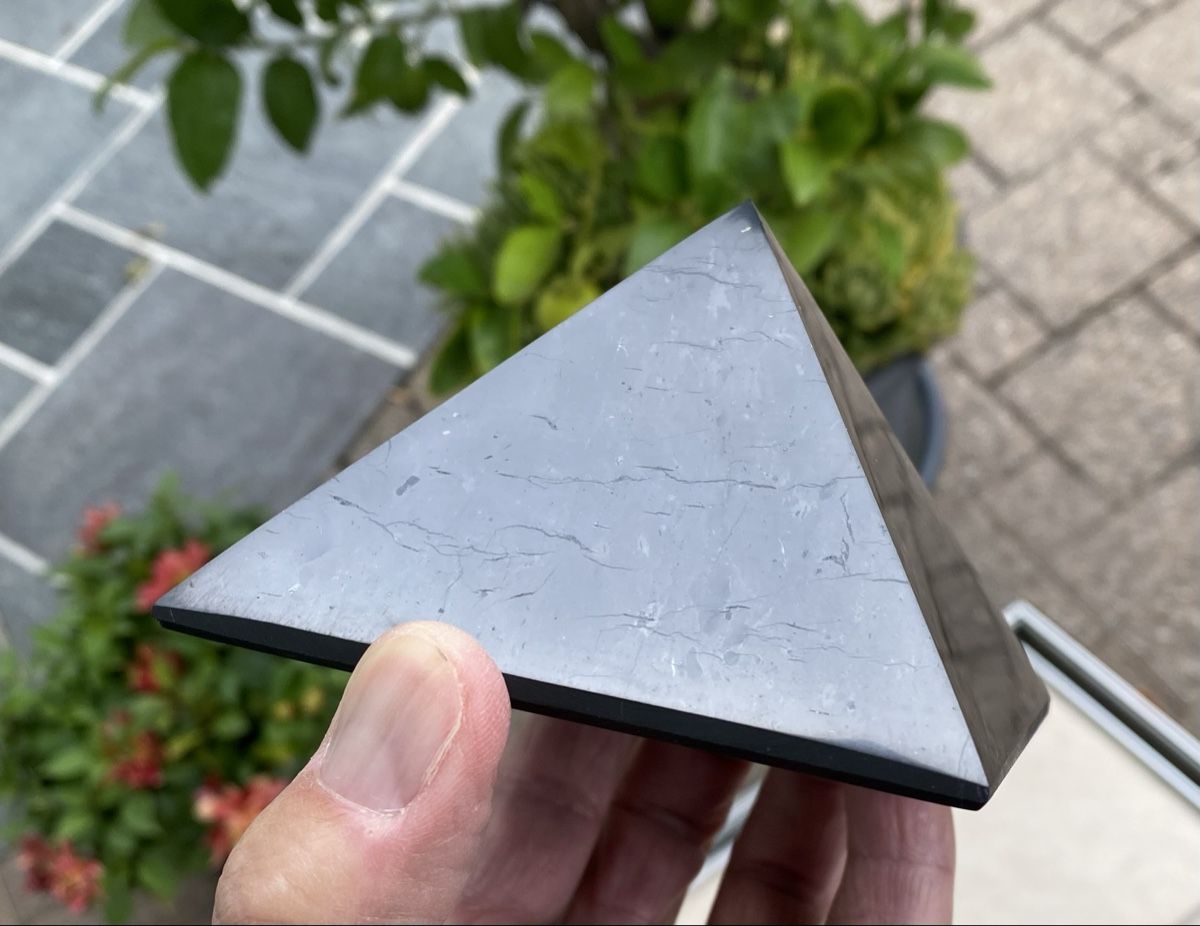 Minerali & Pietre curative: Top grosse Schungit Pyramide 100mm – Usato da Selzach venduto da 321compac 5