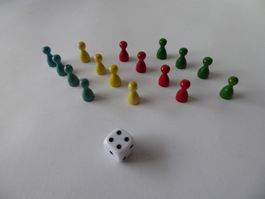 16 Holz Spielkegel, Blau, Gelb, Rot, Grün 1 x 2cm, Würfel