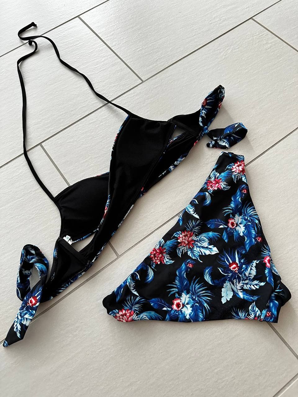 Badekleider & Bikinis: Swimwear / Badeanzug / Badekleid – Gebraucht aus Bülach von Recherchieren 1