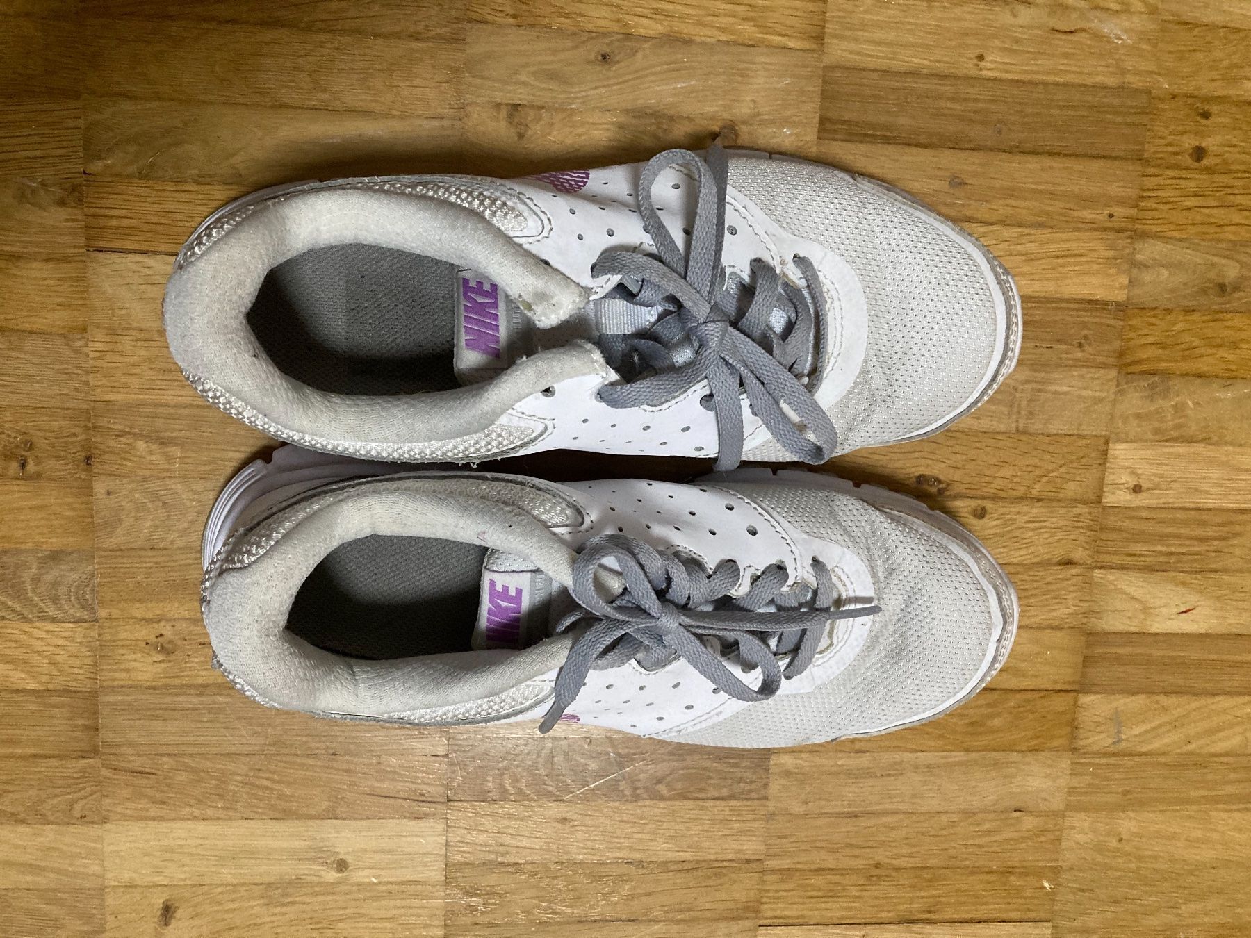 Nike Scarpe da donna: Weisse Nike Sneaker Gr. 37 – Usato da Thun venduto da Vans_98 1