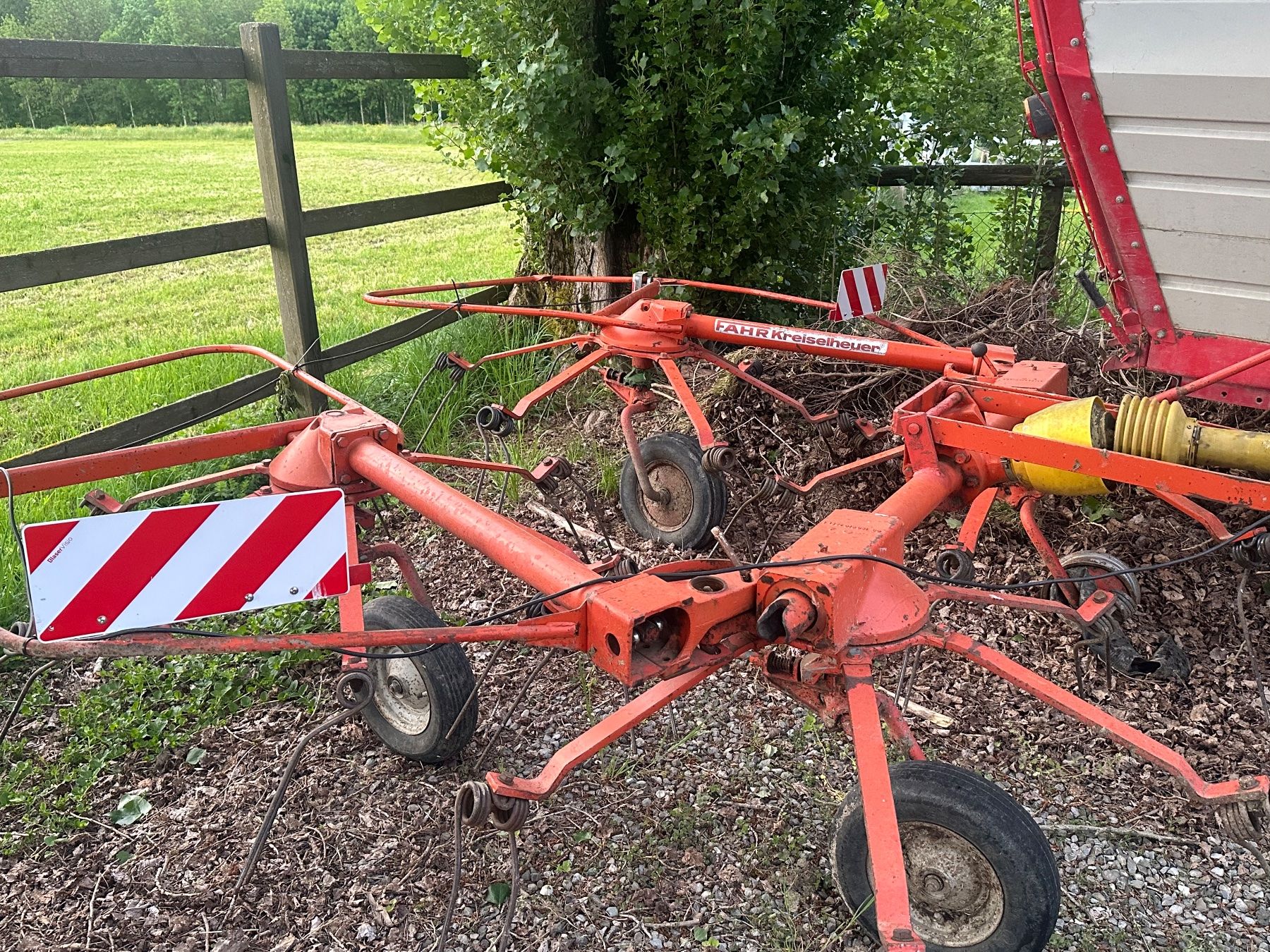 Deutz Raccolta foraggio grezzo: FAHR Kreiselheuer – Usato da Schweizersholz venduto da and_r5gv