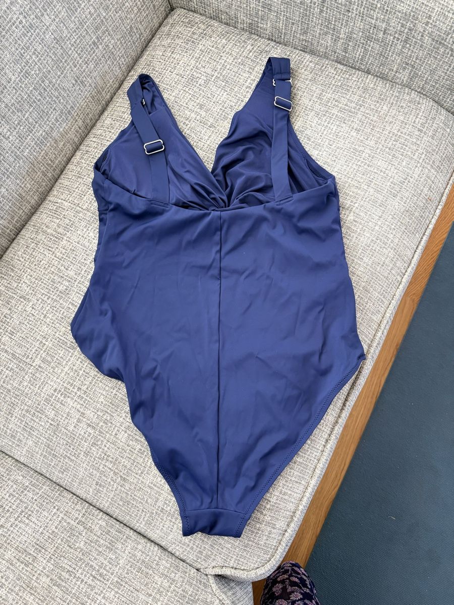 H&M Badekleider & Bikinis: Badeanzug H&M dunkelblau Grösse 44  – Gebraucht aus Münchenstein von Miresolese 2