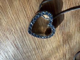 Silberfarbene Kette mit Herz Anhänger mit Steinchen