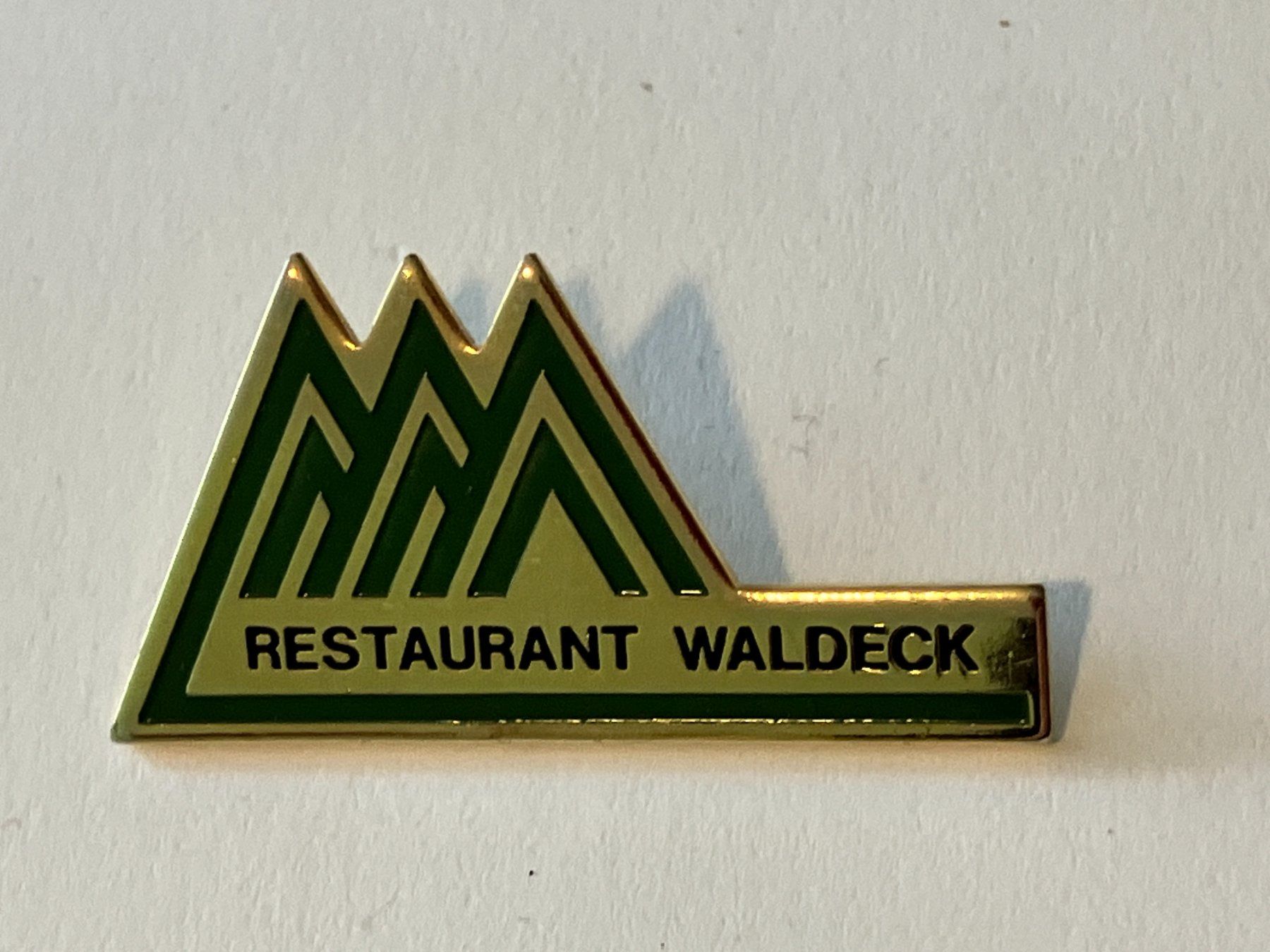 Plaketten & Abzeichen: 1 Pin Restaurant Waldeck – Gebraucht aus Basel von djwwpp