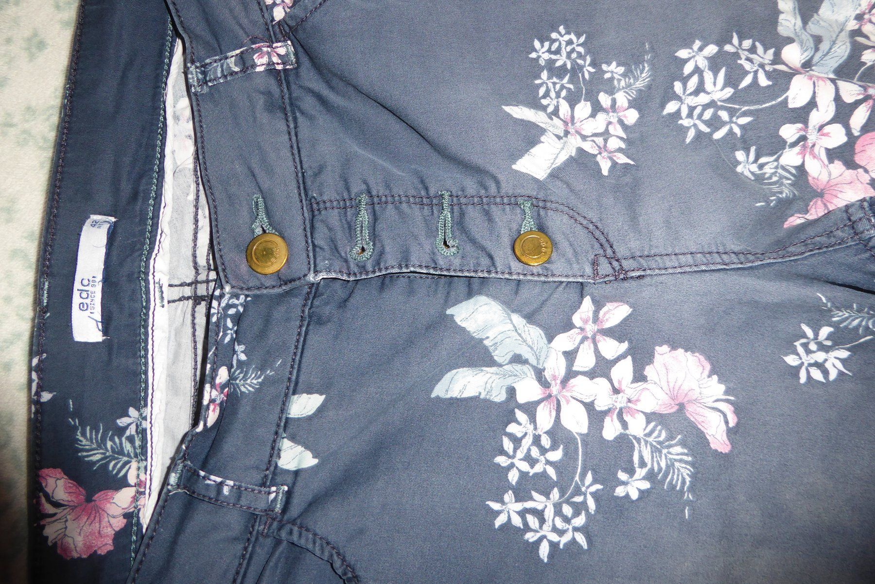 Esprit Hosen: Geblumte Hose Gr 42 edc Bund 44cm. – Gebraucht aus Sargans von Benziner 2