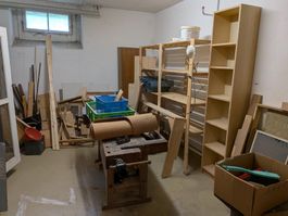 Werkstatt: Holz, Metall, Schrauben, Feilen, Zangen, Farbe