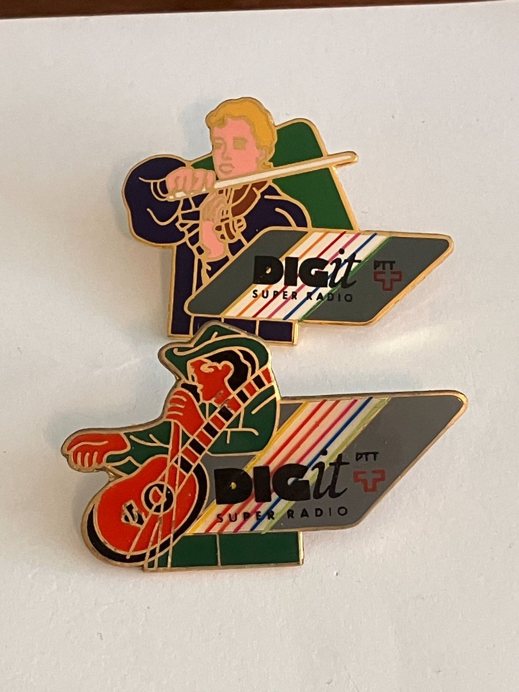 Placchette & Badge: 2 Pin PTT Digit Super Radio – Usato da Basel venduto da djwwpp