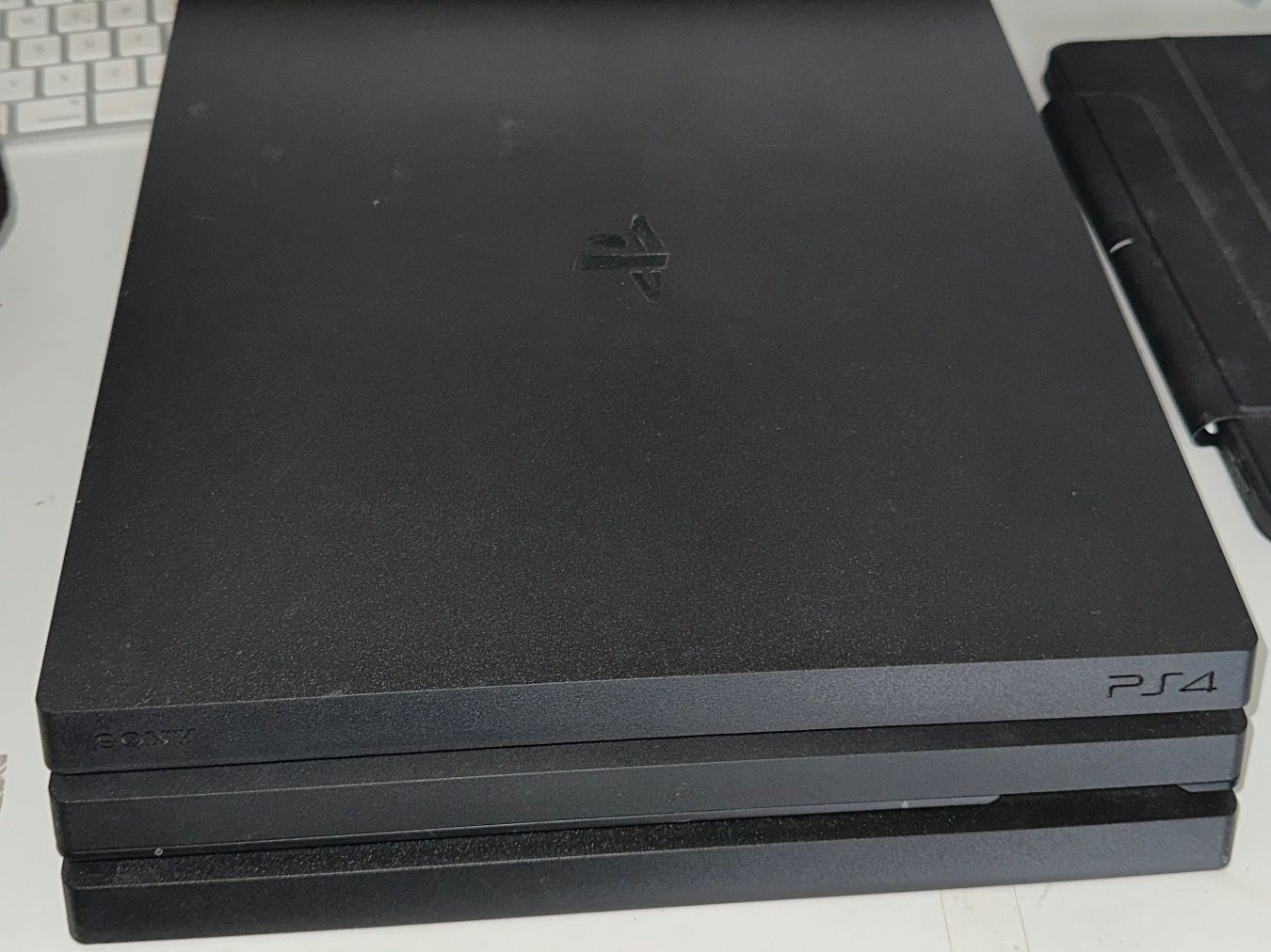 Sony Konsolen: PS4 Pro + 2 manettes – Gebraucht aus Renens VD von mar_7v8g