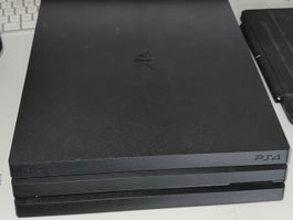 PS4 Pro + 2 manettes