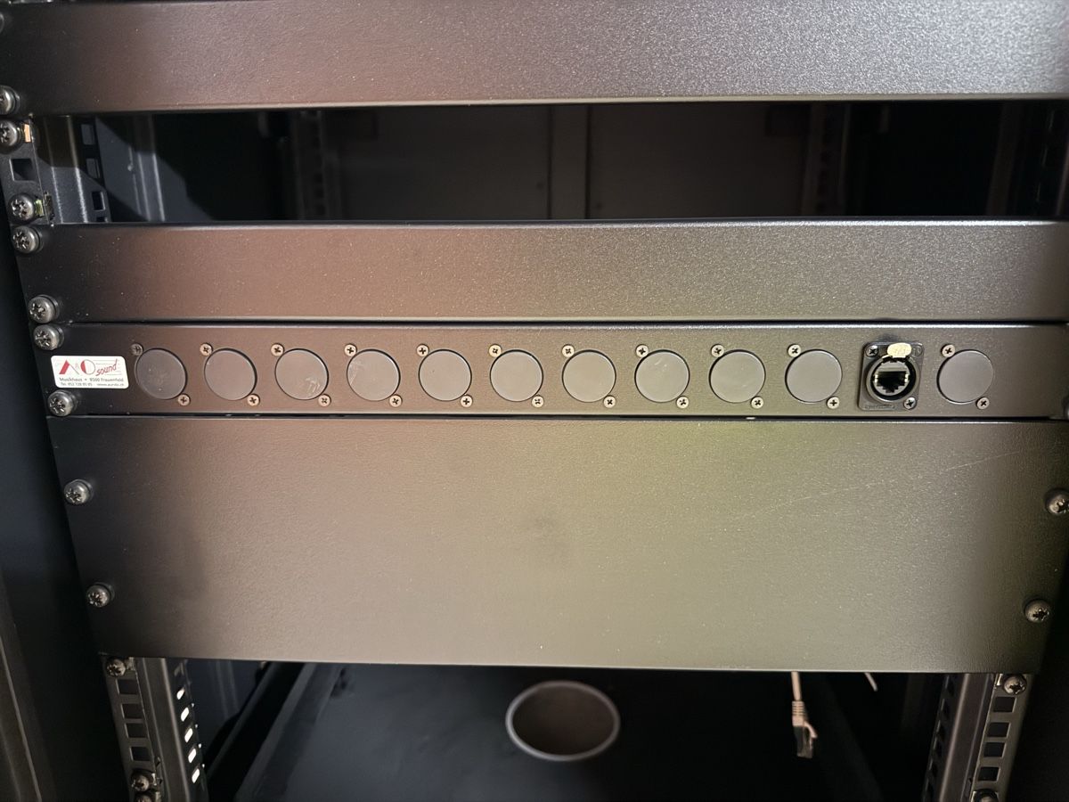 Supporti a parete: 19“Rack mit Glastüre 17HE – Usato da Zofingen venduto da Freewilli78 6