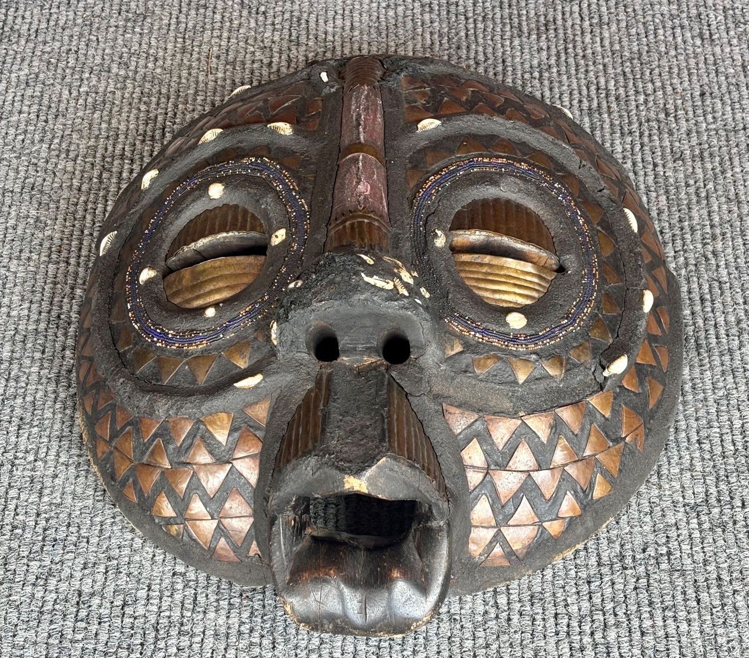 Internationale Kunst: Afrikanische Stammesmaske reich verziert, schönes Dekostück – Gebraucht aus Lüchingen von Eeizo 4