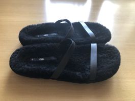 Lammfell Slides schwarz Pantoletten mit Lederriemen Zara 41