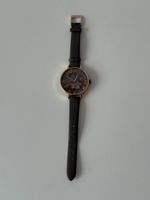 Armbanduhr im Blumenmuster
