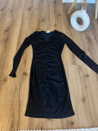Schwarzes Kleid 