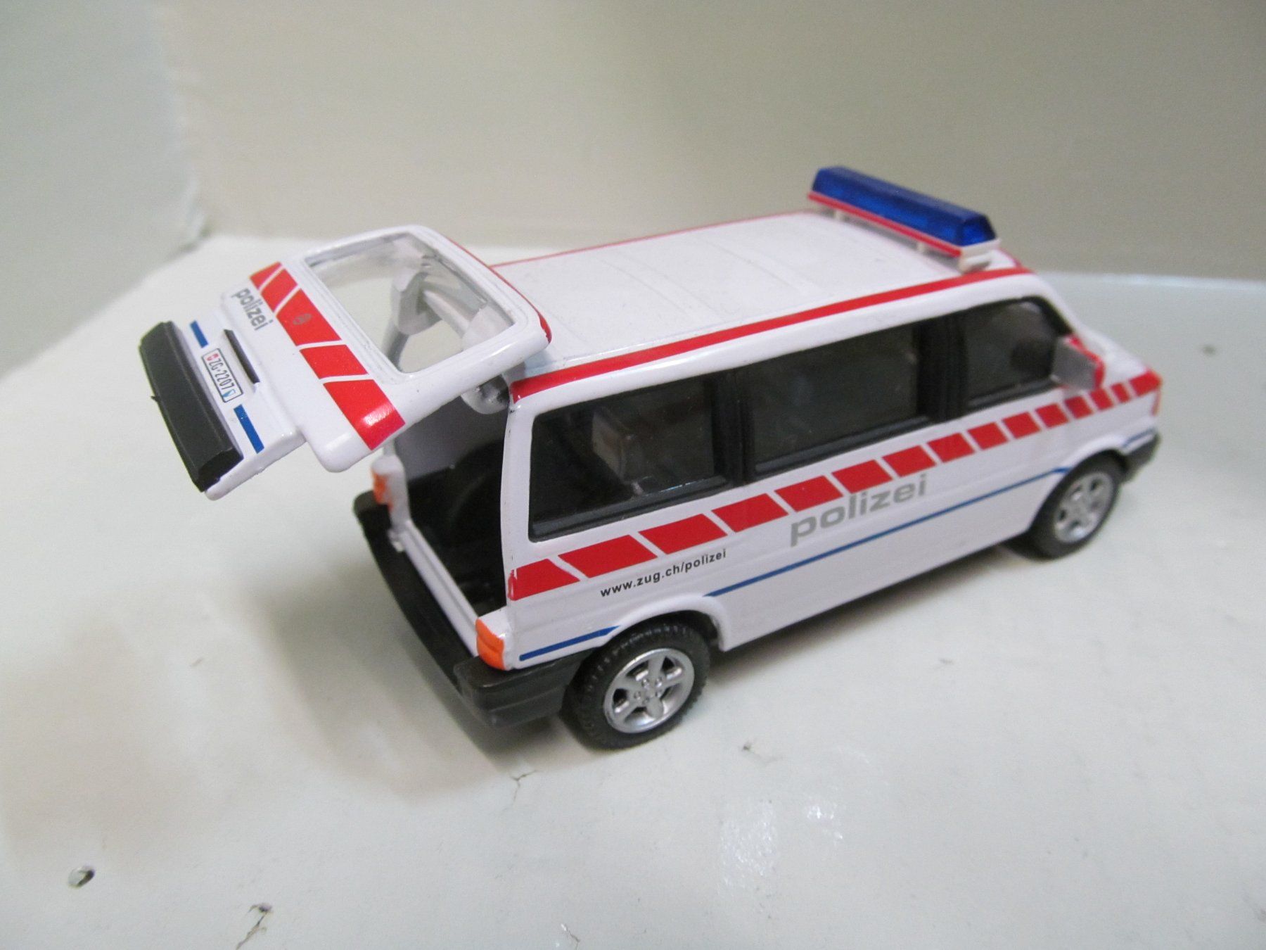 Volkswagen Modellini d'auto: ZUGER POLIZEI  VW-BUS  1:43 – Usato da Grueningen venduto da malamut56 5