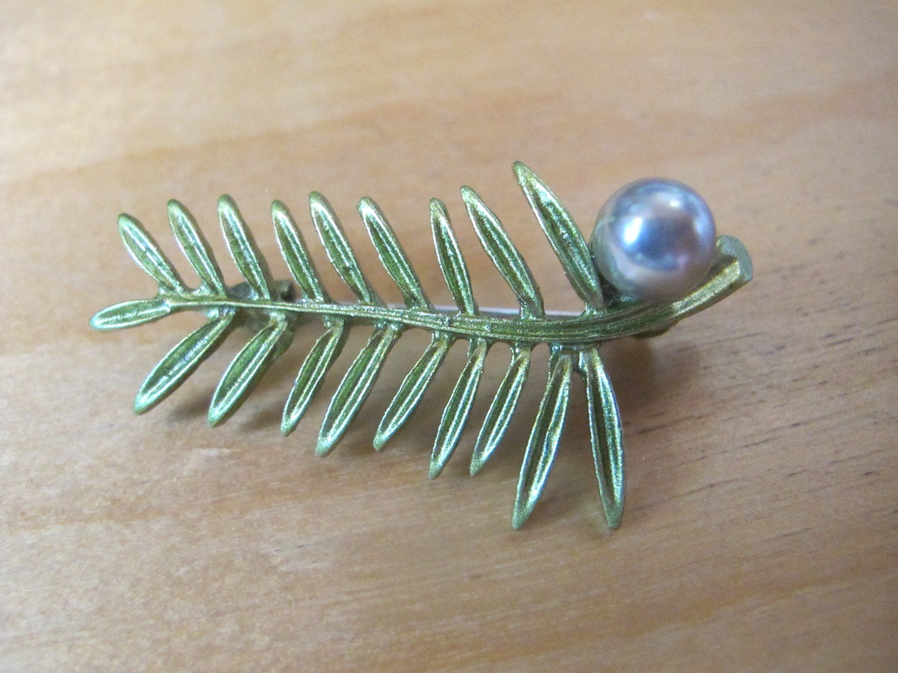 Spille & Fermagli: Brosche goldfarben, Blatt mit Perle, Modeschmuck – Nuovo (secondo la descrizione) da Löhningen venduto da Chimae67