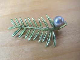 Brosche goldfarben, Blatt mit Perle, Modeschmuck